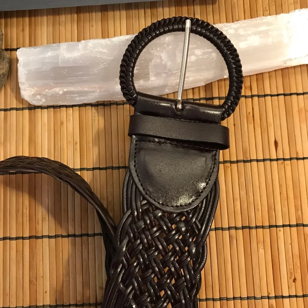 Brown woven 2‎ 1/2” wide belt with covered buckle